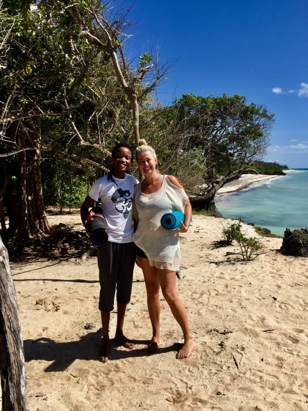FullSizeRender%20%289%29 - Yoga på stranden i Kenya!