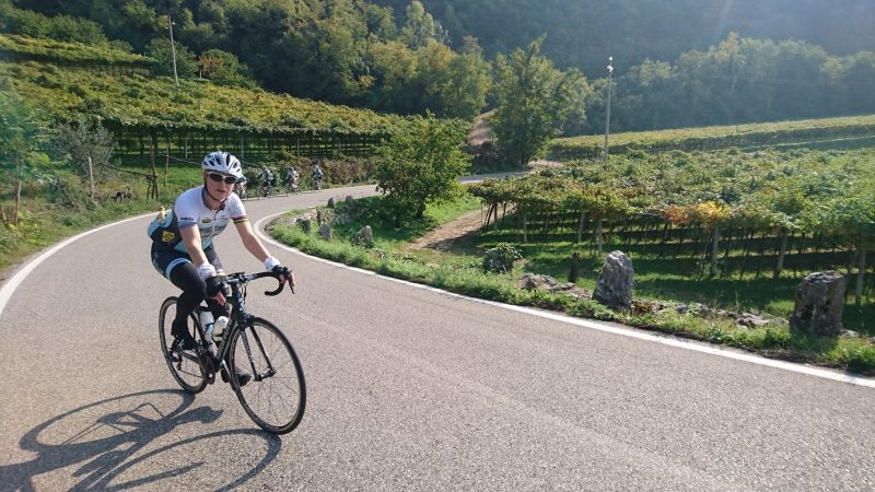 Skyblue - Tjejerna som njuter av utsikten från den italienska cykelsitsen