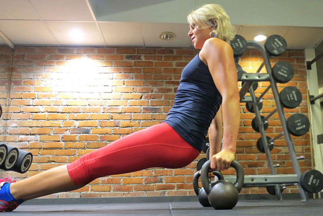 dips_kettlebell - 5 fördelar med kettlebells och filmat helkroppspass
