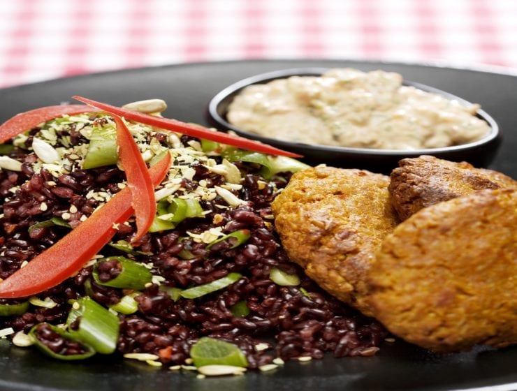 Njut av mat på stranden