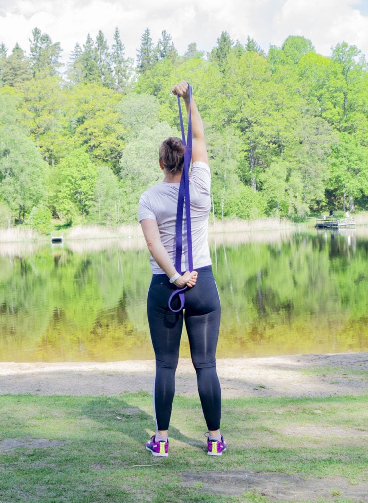 DSC00123Tricepspress-över-huvudet-751x1024 - träning med coreboll träning med gummiband