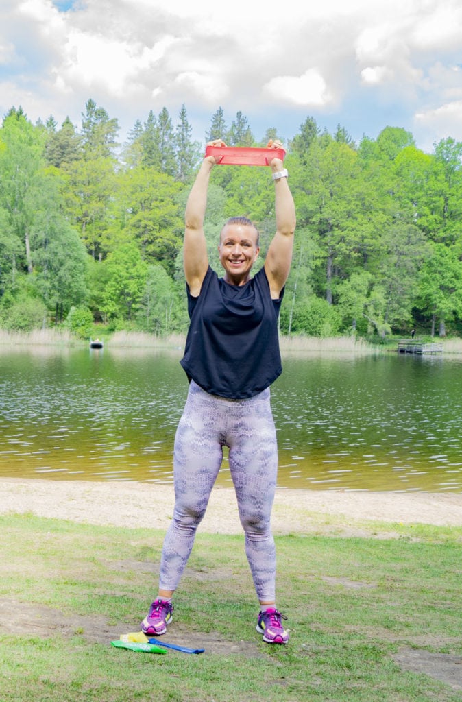 DSC00150Skulderbladspress-med-miniband-674x1024 - träning med coreboll träning med gummiband