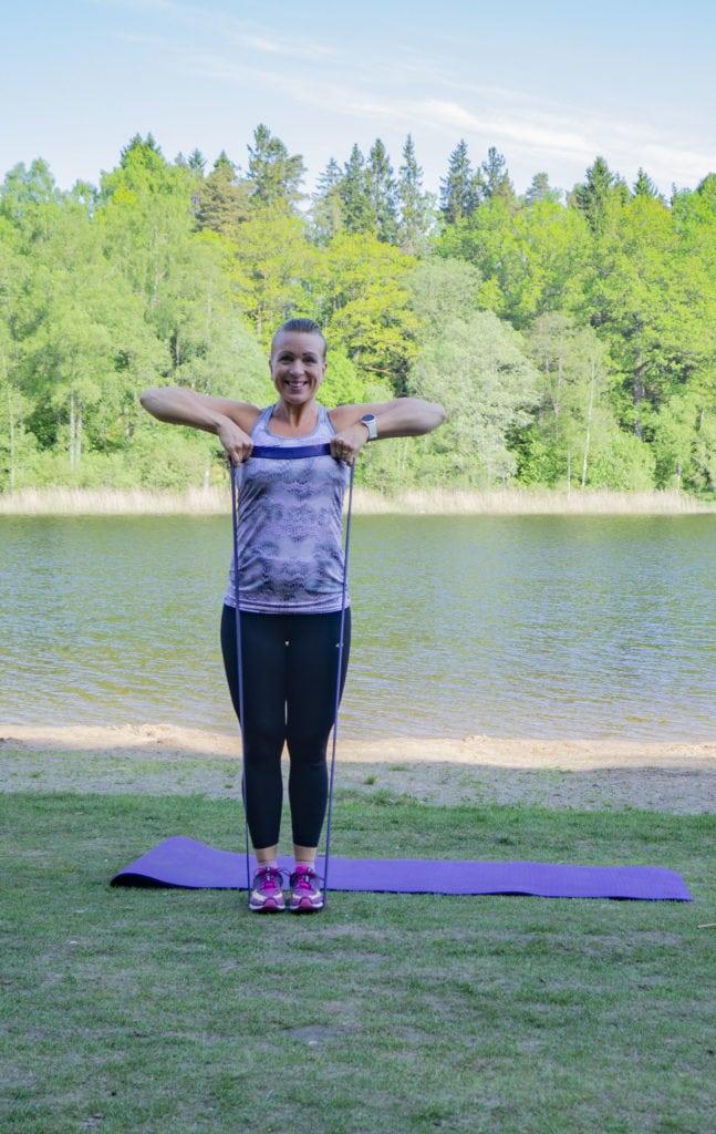 DSC00160Axellyft-till-bröstet-647x1024 - träning med coreboll träning med gummiband