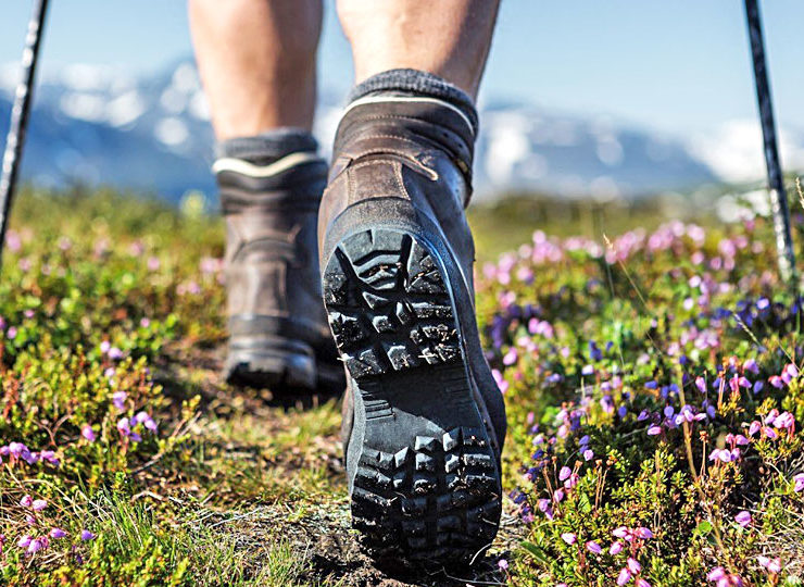 vandring-kängor-stavar