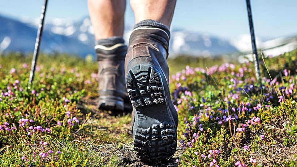 vandring-kängor-stavar