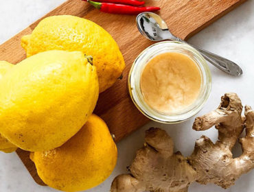 Ingefärsshot med färska citroner, ingefära och chili – enkla ingredienser för att stärka immunförsvaret och hålla förkylningar borta.