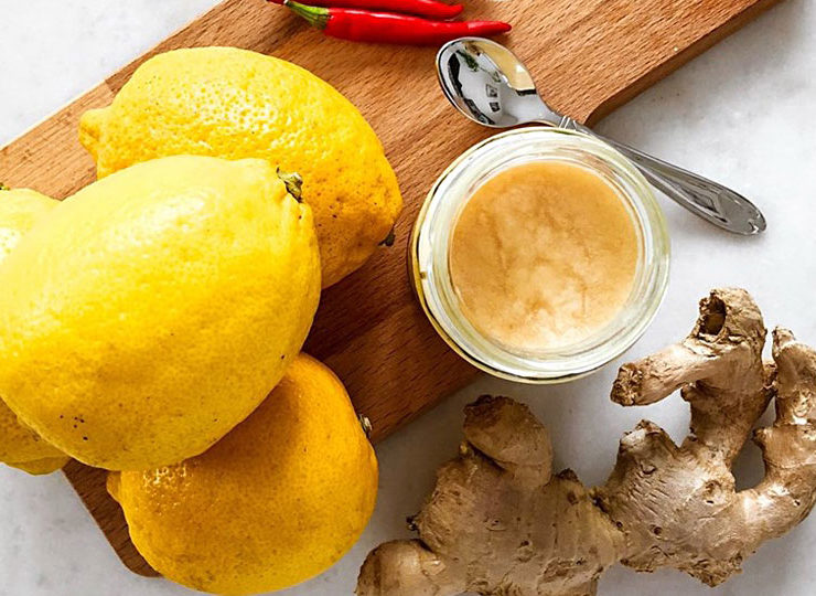 Ingefärsshot med färska citroner, ingefära och chili – enkla ingredienser för att stärka immunförsvaret och hålla förkylningar borta.
