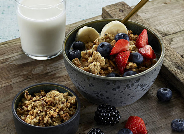 Mountainfield_Edgy-Veggie_Granola-morgenmad_stemning-768x1024-1
