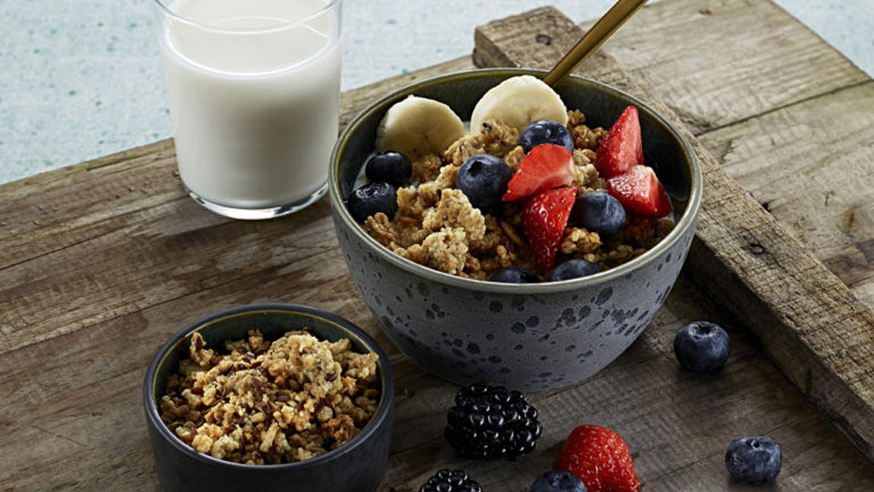 Mountainfield_Edgy-Veggie_Granola-morgenmad_stemning-768x1024-1