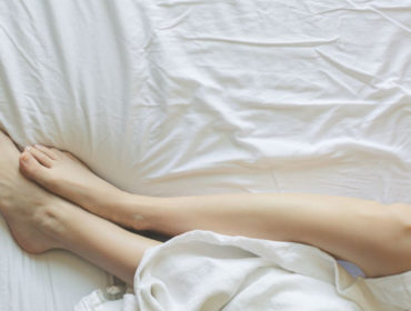 bed-bedroom-blanket-545015-1-1