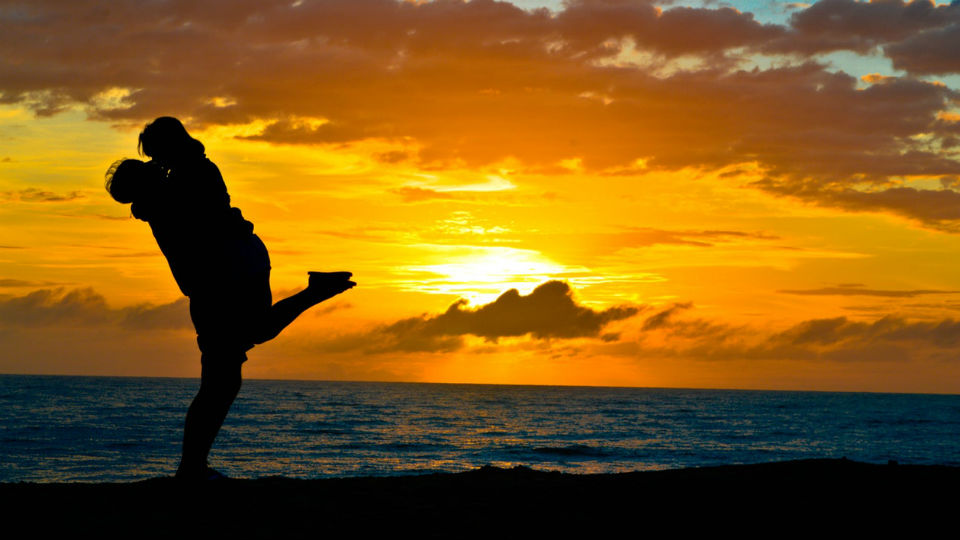 beach-clouds-couple-415351