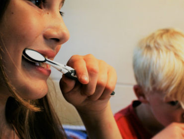 brushing-teeth-2103219_1920