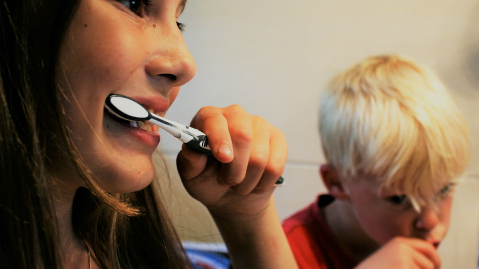 brushing-teeth-2103219_1920