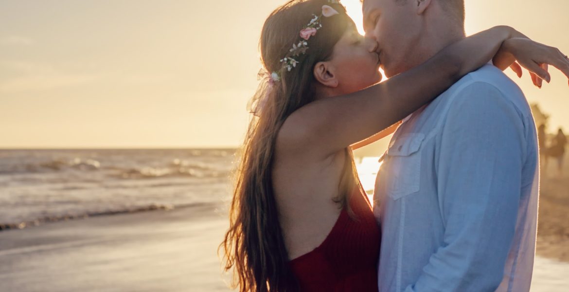 backlit-beach-couple-300957