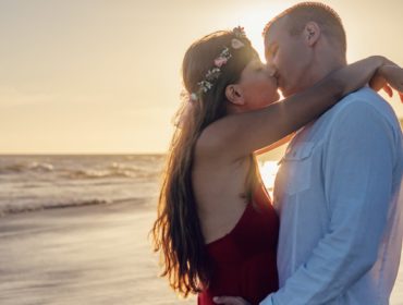 backlit-beach-couple-300957