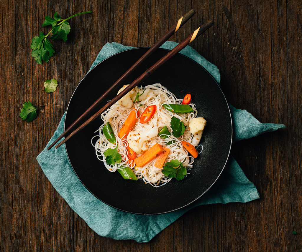 Vietnamilainen_kasvis-riisinuudelisalaatti-1024x856 - lunchrecept