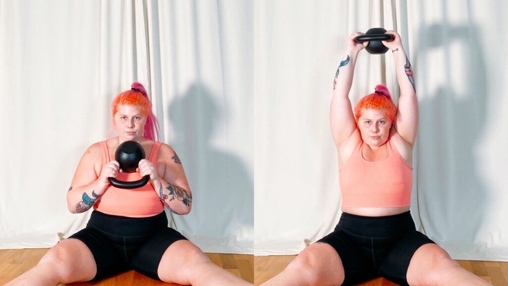 Överkroppsövningar med en kettlebell - Sittande press