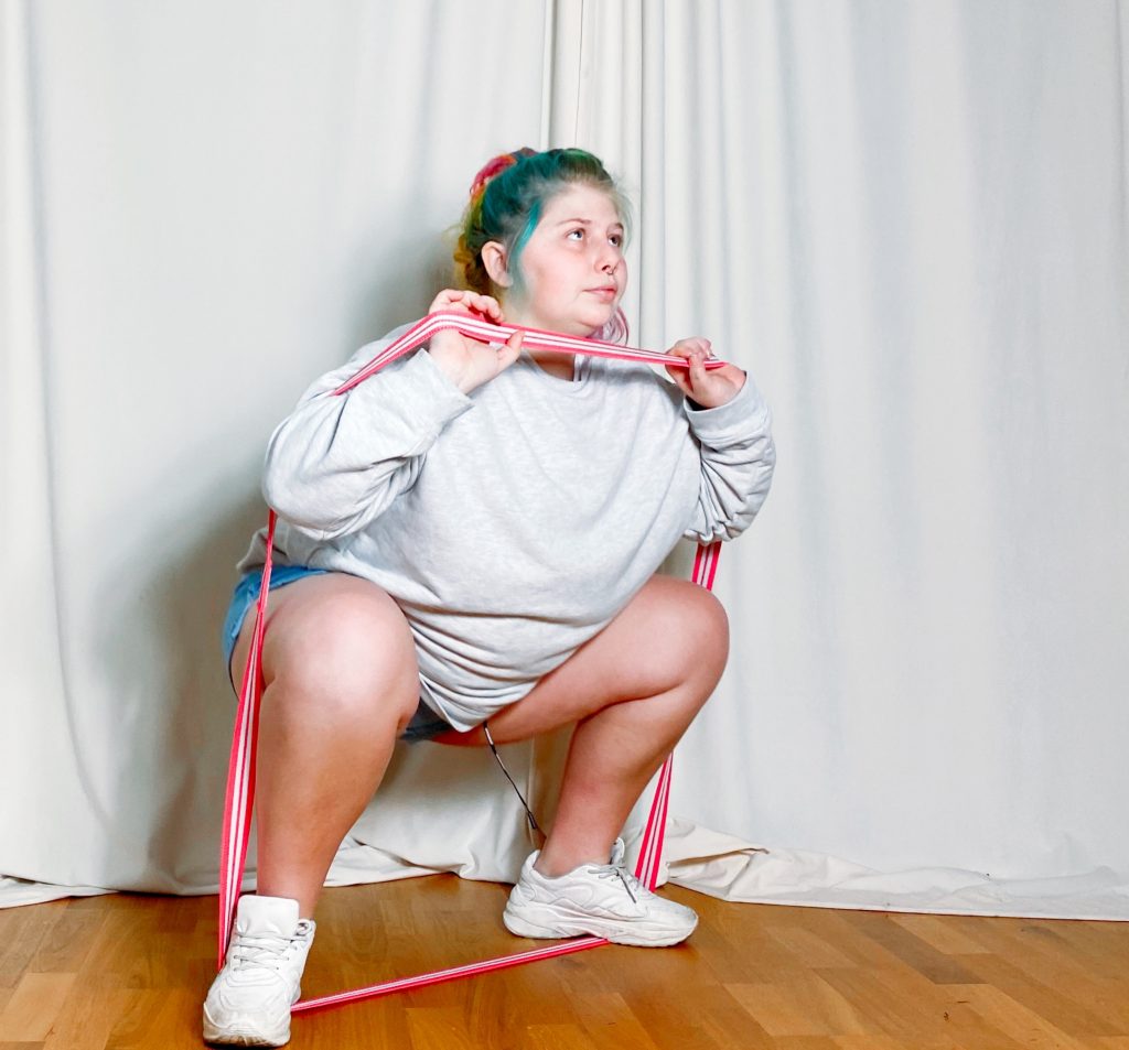 C9D27DF1-748B-41C5-BBAD-1C8472A691AA-1024x953 - Träningsprogram med ett gummiband