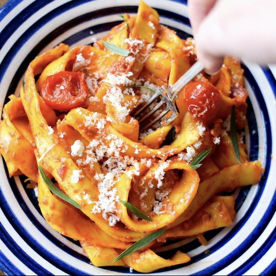 Saffranspasta med tomat 