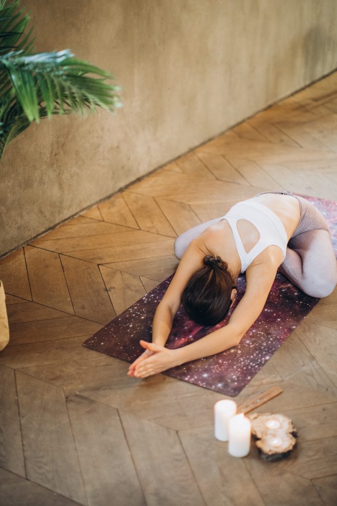 pexels-photo-3822646-683x1024 - Lär dig att slappna av och njuta av livet med yoga!