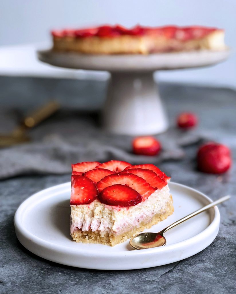 jordgubbscheesecaka-824x1024 - sockerfri jordgubbscheesecake