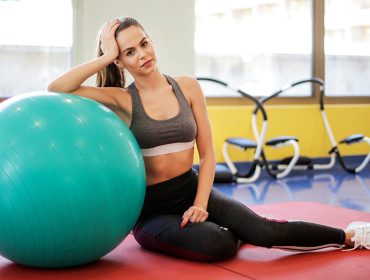 pilatesboll-tjej övningar med coreboll