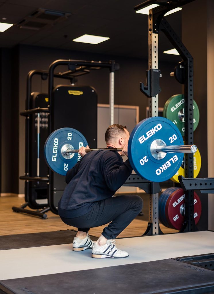 0-745x1024 - knäböj