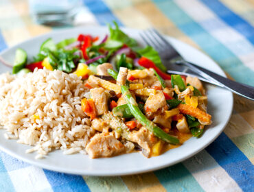 Tallrik med kyckling grönsaker och ris näringsberäknade recept