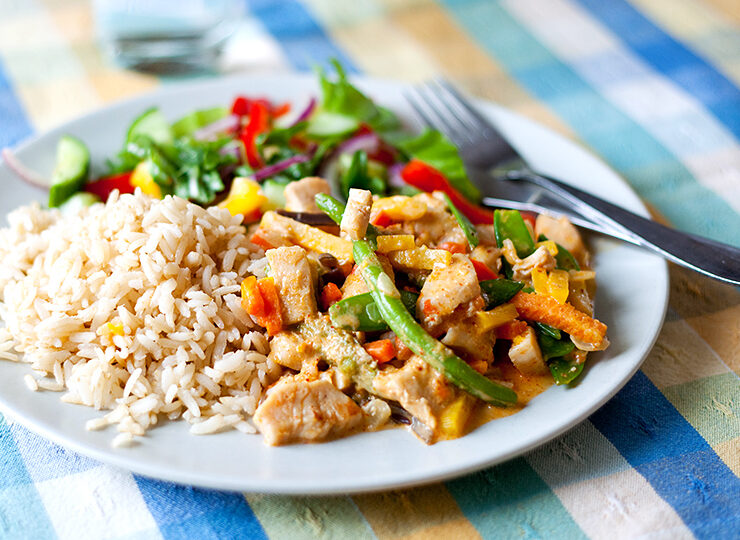 Tallrik med kyckling grönsaker och ris näringsberäknade recept