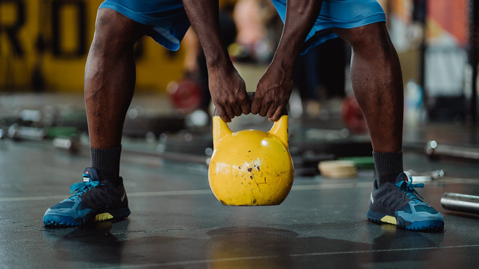 helkroppspass med kettlebell