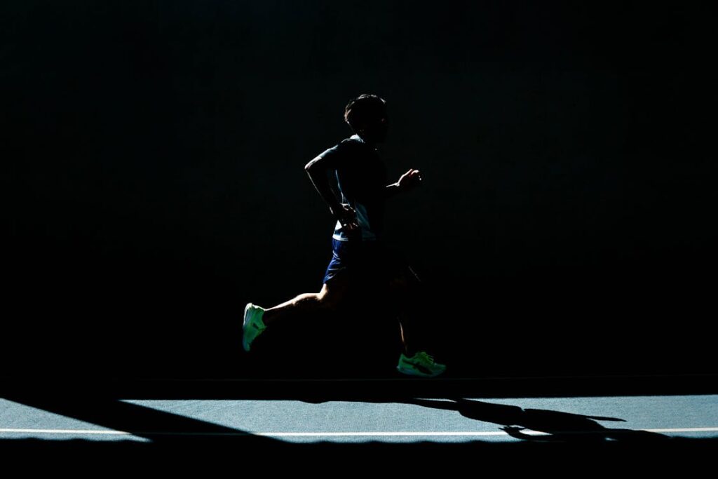 free-photo-of-runner-on-the-track-in-shade-1024x683 - Så tränar du som fotbollsproffsen