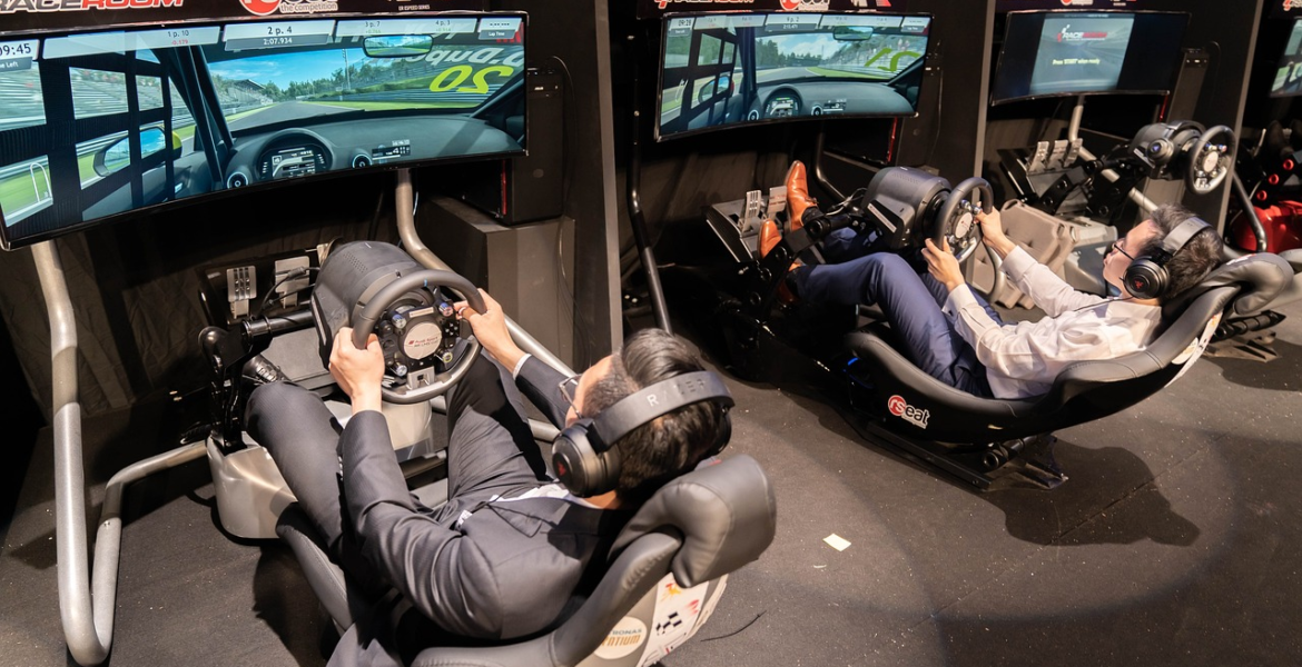 Personer som använder VR racing simulatorer