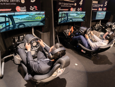 Personer som använder VR racing simulatorer