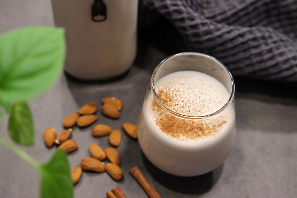 ett glas mjölk gjord med hjälp av mylkys maskin