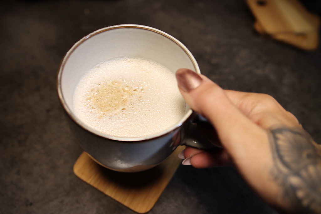 En kopp egengjord baristamjölk med Mylky