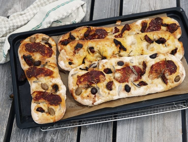 Surdegsfoccacia med medelhavstopping