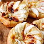 Minipizza med äpple och camembert