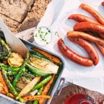 Grillkorv med primörer och en ingefära- och koriandercrème