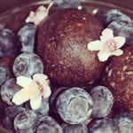 Rawfoodbollar med blåbärssmak - recept från Hanna´s Kitchen