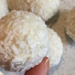 Proteinbollar med smak av jordgubb och kokos