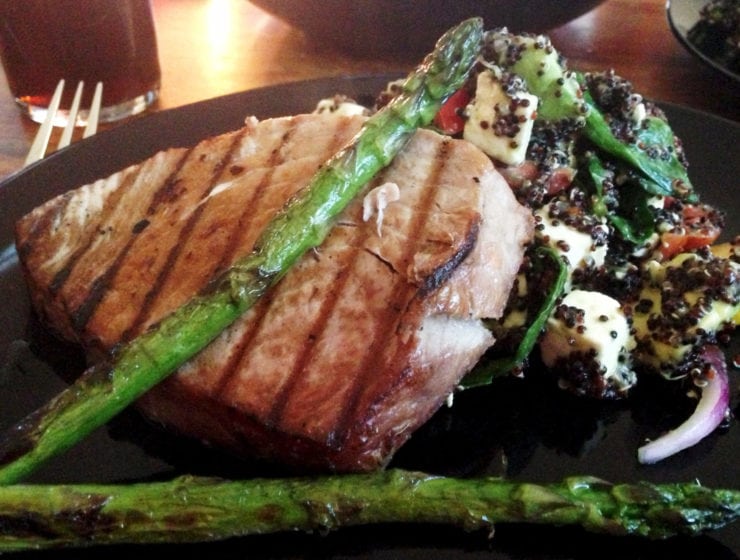 Recepttips: Grillad tonfisk med sval quinoasallad och grillad sparris