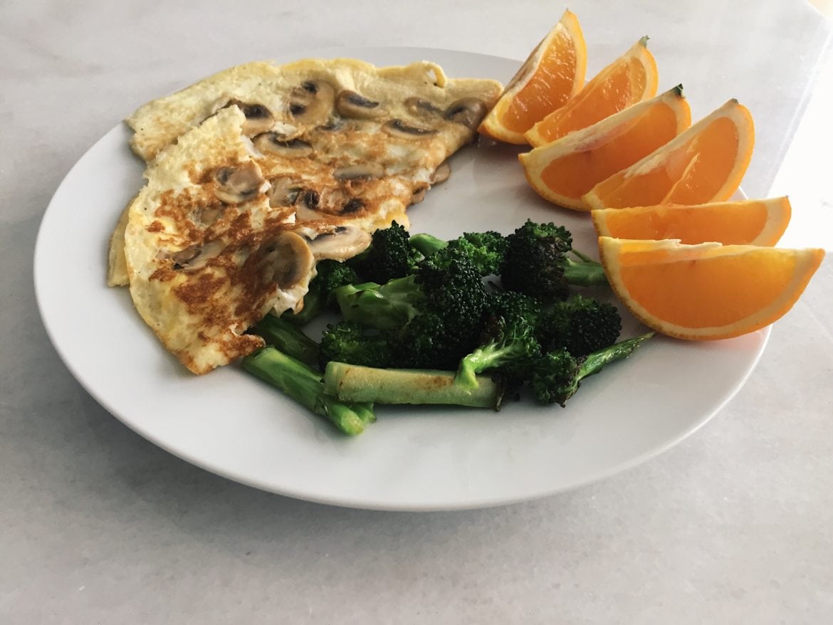 Omelett med champinjoner, broccoli och apelsin