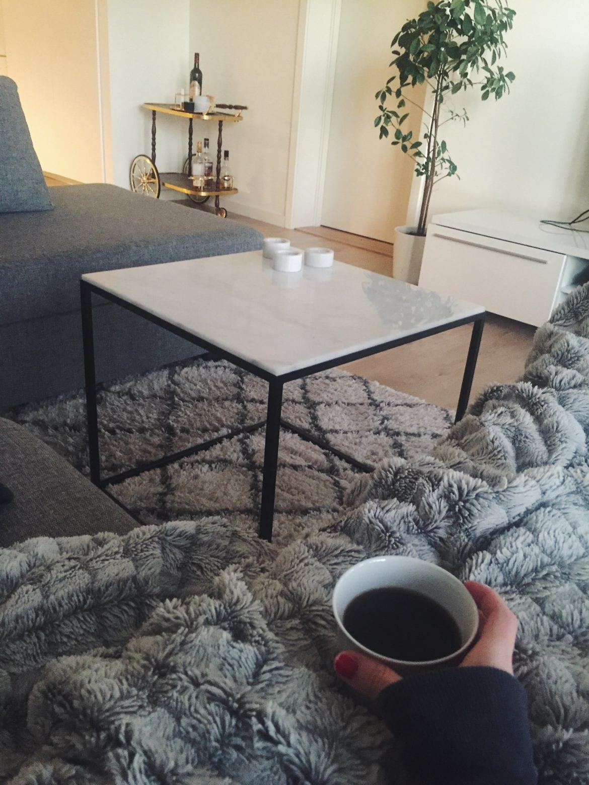 En kopp kaffe i soffan