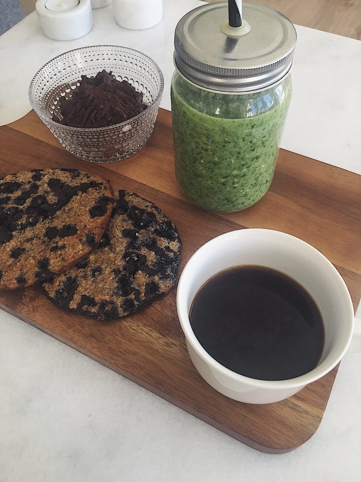 Blåbärskakor, chokladkräm på och grön smoothie