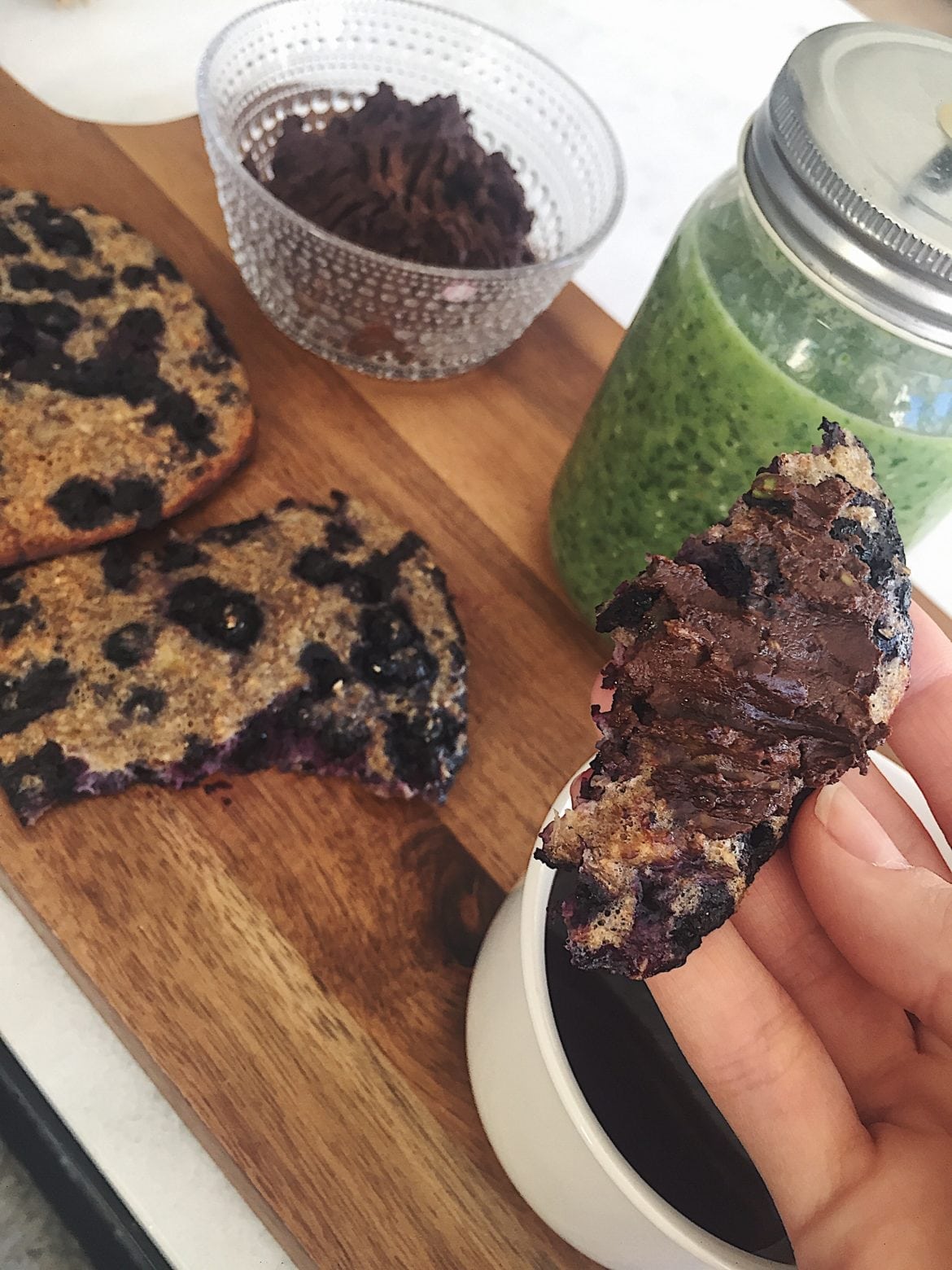 Blåbärskakor med chokladkräm på