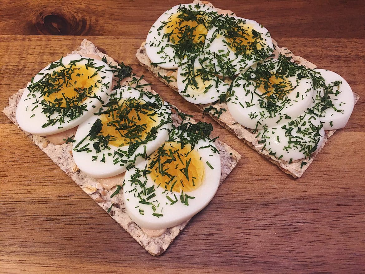 Äggmackor med kaviar och dill