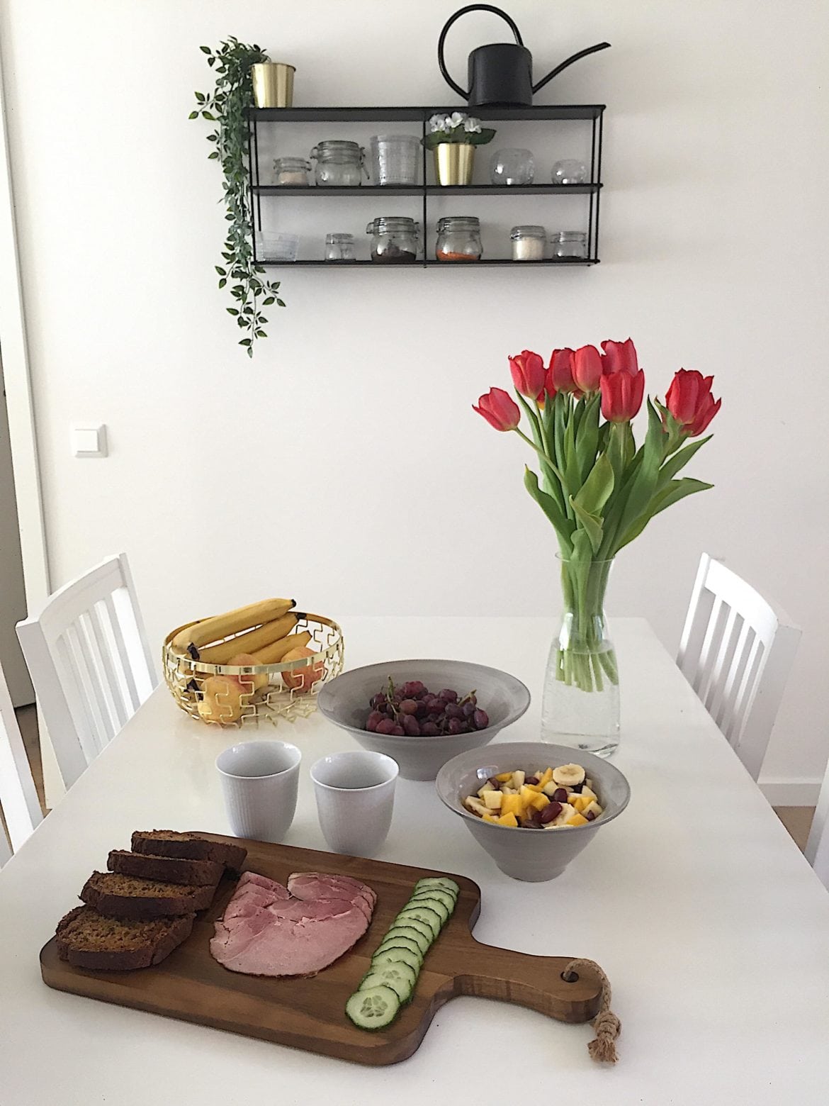 Brunch med fruktsallad och grovt filmjölksbröd