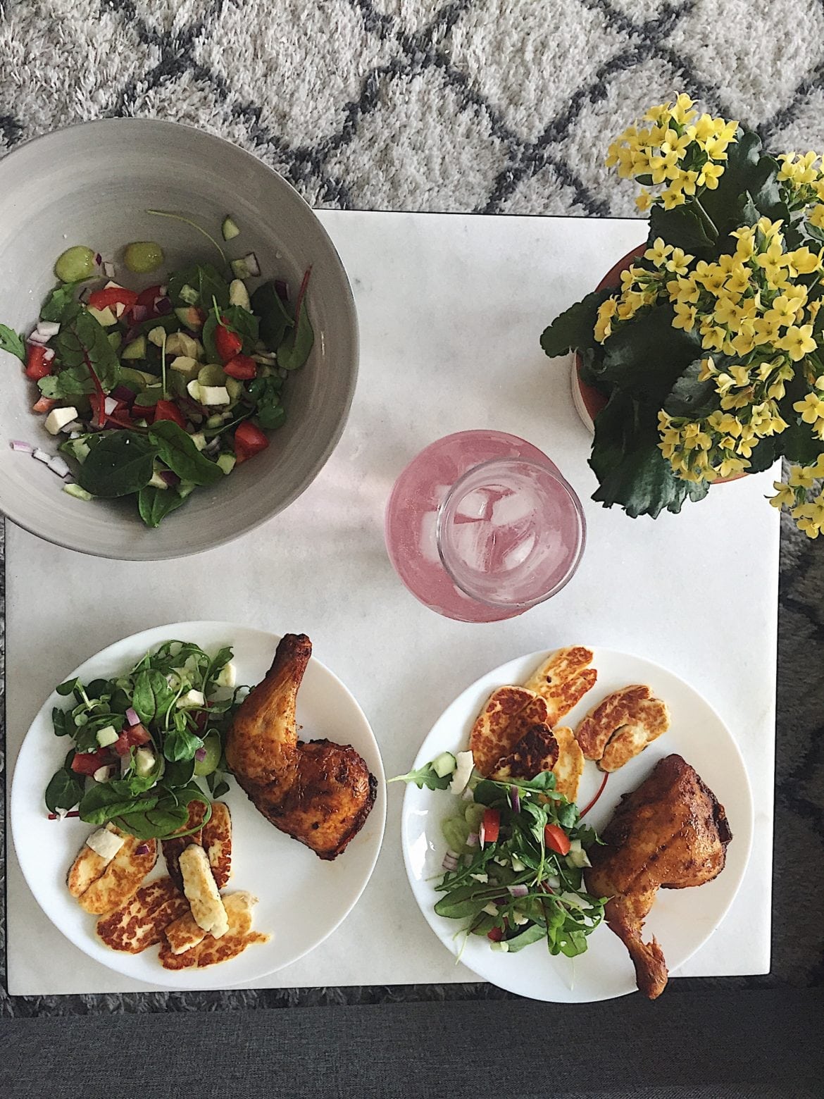 Grillad kyckling, halloumi och sallad