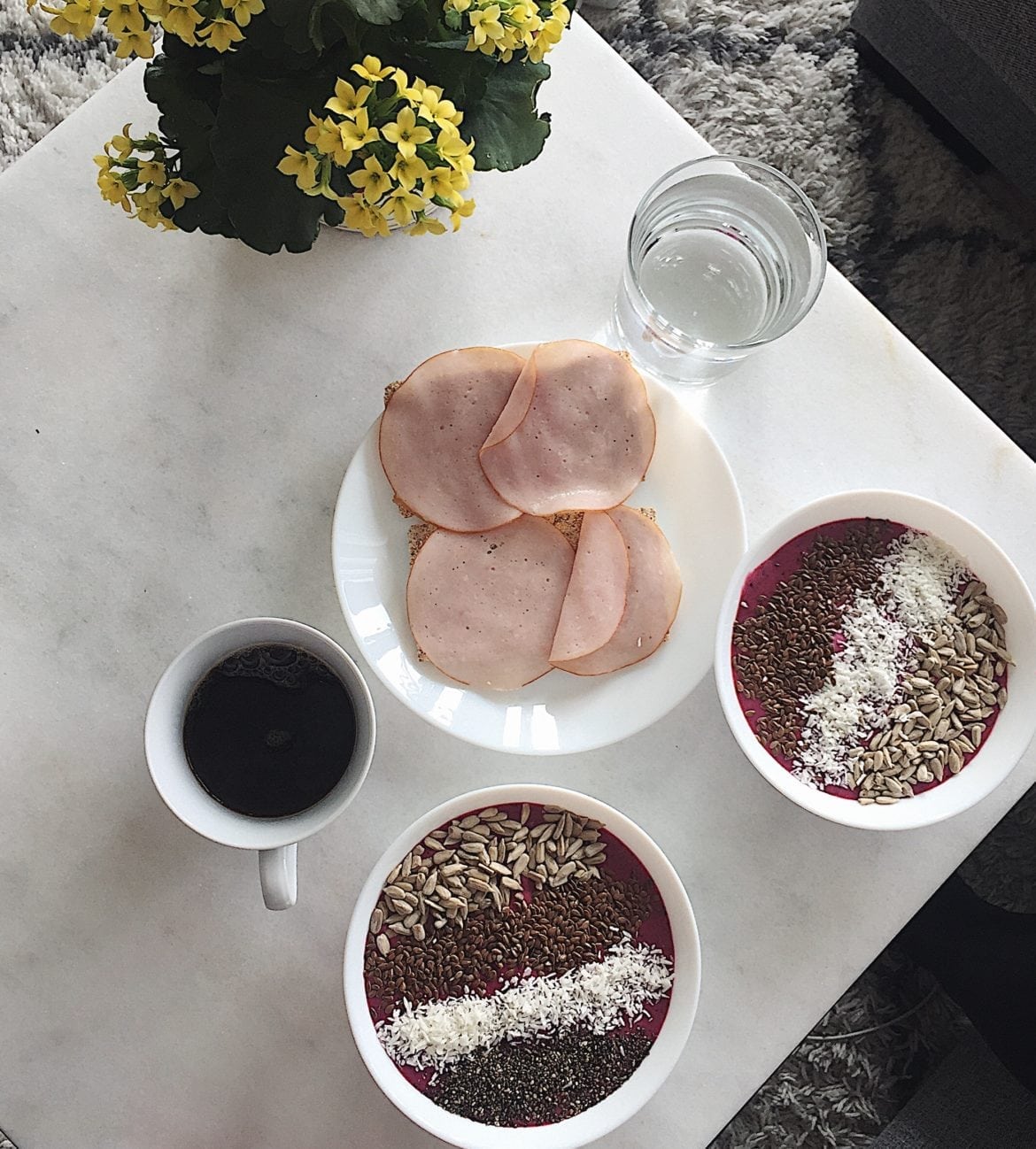 Smoothiebowl med hallon, blåbär, ingefära