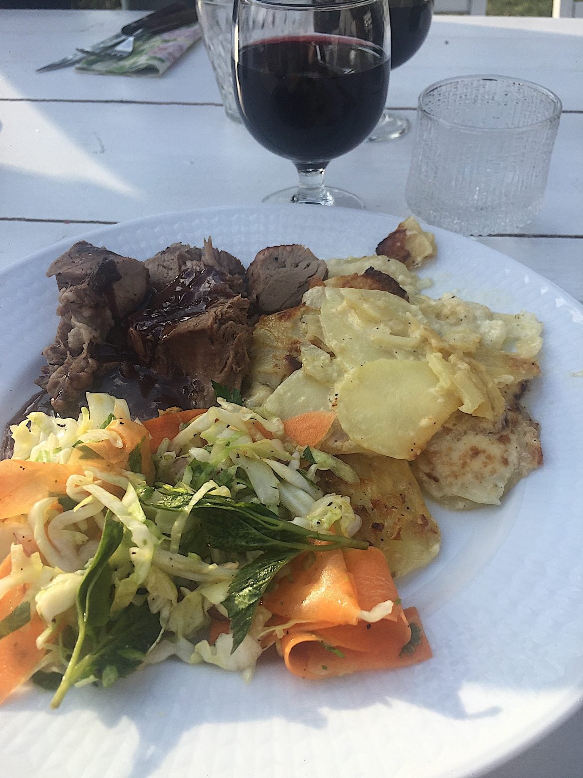 Lammstek, potatisgratäng och en god sallad.